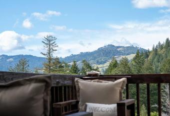 Delightful off-grid studio with mountain views has Balcony rooms