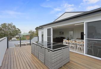 Sanctuary Lodge - BYO LINEN & TOWELS has Balcony rooms