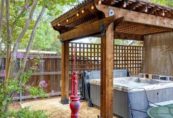 PETS OK! FamFriendly, Fire Pit,Hot Tub, KingBed has rooms with a private hot tub