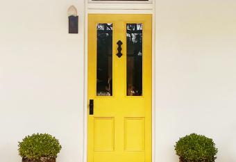 Coastal luxury: five minute stroll to the beach. allows 18 year olds to book a room