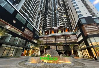 The Emerald Golf View has Balcony rooms