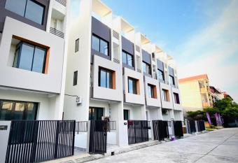 Cozy stay near Airport, shopping mall and heart of city allows 18 year olds to book a room