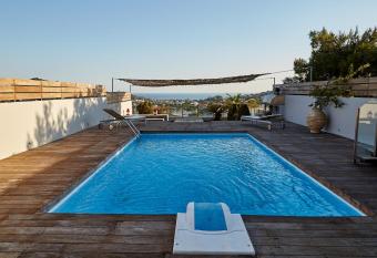 Magnificent, Deluxe Villa, Lagonisi, Athens Riviera has rooms with a private hot tub