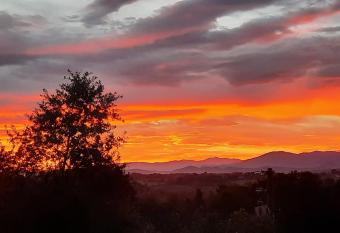 Pyrenees View - Vues Fantastique, Parking Gratuit Sur Place Et Pr  s De La Ville 50m2 allows 18 year olds to book a room