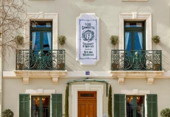 Le 215 Gambetta allows 18 year olds to book a room