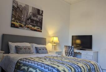Bright Room Close to City Centre has rooms with a private hot tub