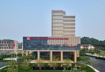 Hilton Garden Inn Zhuhai Jinan University allows 18 year olds to book a room