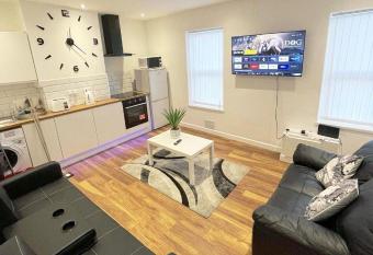 Coburn Street First Floor Apartment allows 18 year olds to book a room