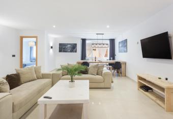 Lujoso cerca de playa has Balcony rooms