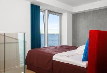 Luksus lejlighed 5 meter fra vandet - plads til 2 personer allows 18 year olds to book a room