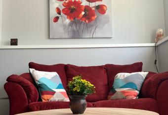 Exquisite Cozy Suite/full amenities in Kensington allows 18 year olds to book a room