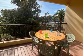 Appartement F2 de 60 m  ,    quelques minutes    pied de la plage has Balcony rooms