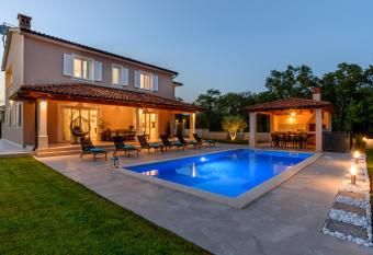 Villa Vega has rooms with a private hot tub