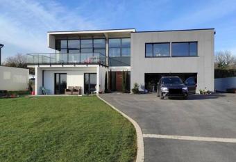 Bas de villa avec Spa , 4 p, proche bourg has Balcony rooms