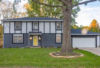 Modern Luxury 6-Bedroom Home with a Pool has Balcony rooms