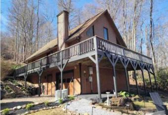 Modern Cabin 3/2 with cover garage allows 18 year olds to book a room