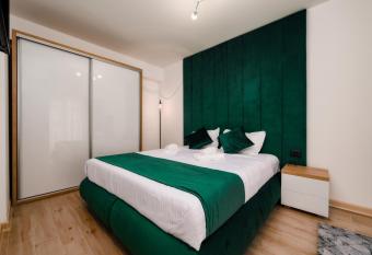 Emerald Waves - Infinity Pool&Spa Resort allows 18 year olds to book a room