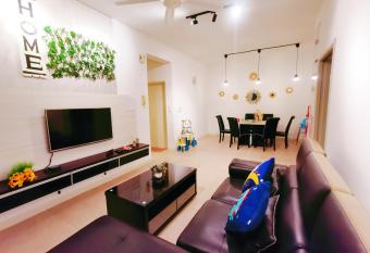 Legoland and Gleneagle- 3min Walk with Bathub-Cityview at Afiniti Residency -8pax-Cozy has rooms with a private hot tub