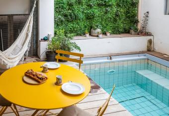 Avignon centre, Maison avec Piscine has rooms with a private hot tub