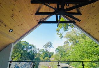 2475-Upscale Luxury-5BR Mini Mansion Oasis has rooms with a private hot tub