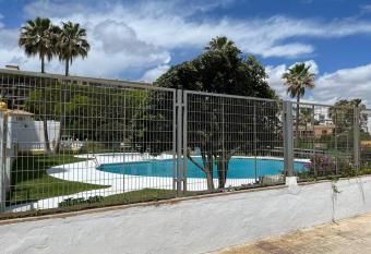 appartement aan Boulevard en zwembad allows 18 year olds to book a room