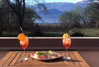 Vic&Sunny s lake view apartment allows 18 year olds to book a room