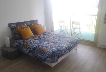 La chambre entre Beauval Chenonceau Chambord Amboise allows 18 year olds to book a room