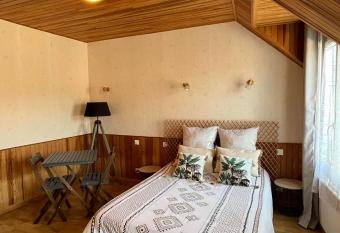 Le jardin de Jade allows 18 year olds to book a room