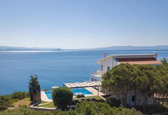 Villa del Mare, built on the edge of the sea has Balcony rooms