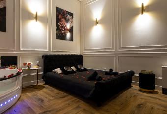 Vistula Boulevards Jacuzzi Apartment has rooms with a private hot tub