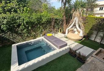 Caja De Anthea has rooms with a private hot tub