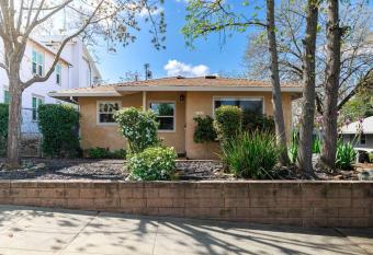 Immaculate Charming Duplex - 2unit allows 18 year olds to book a room