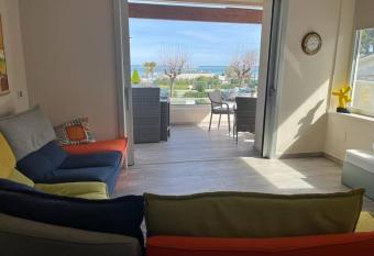 Fronte mare Sun & Sea allows 18 year olds to book a room