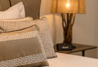 SANTORINI GRAND LUXURY VILLAS has rooms with a private hot tub