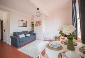 4 couchages aux pieds des mus  es - Parking et WiFi allows 18 year olds to book a room