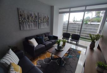 Apartamentos a 10minutos del aeropuerto allows 18 year olds to book a room