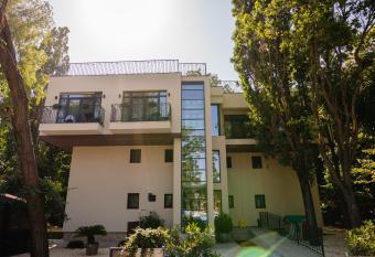 Vila 6 Neptun Olimp allows 18 year olds to book a room