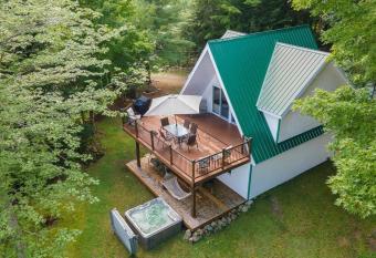 Eastern Township's Getaway! Beach + Ski Haven has Balcony rooms