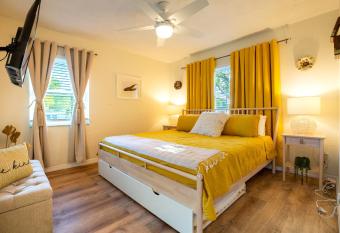 Cigar City Casita - Pet Friendly allows 18 year olds to book a room