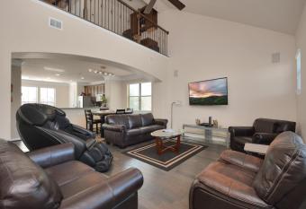 Villa on South Macgregor Medcenter has rooms with a private hot tub