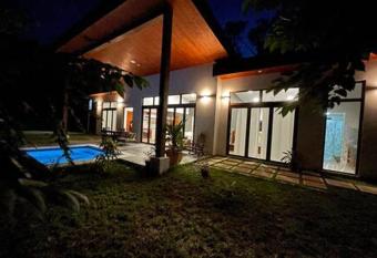 Cheerful 2 bedroom Villa with Pool allows 18 year olds to book a room