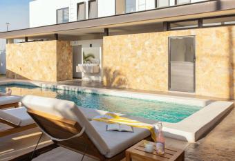 Green House Paradise Pet friendly 10 min playa allows 18 year olds to book a room