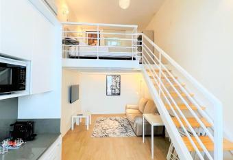 EST  DIO 81 junto    Sinagoga allows 18 year olds to book a room