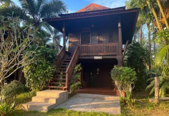 Ruean Thai 2                    allows 18 year olds to book a room