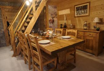 Le chamois, chez le charpentier d antan has Balcony rooms