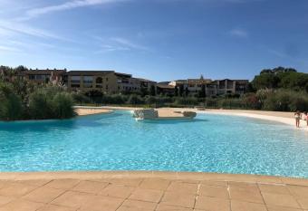 Appartement sur la plage avec piscine has Balcony rooms