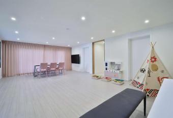 Doan Kids Hotel Yangsan has rooms with a private hot tub