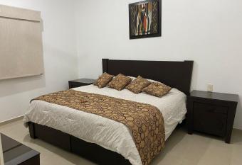 C  modo departamento en Acapulco Diamante has rooms with a private hot tub