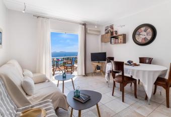 Spetses Ligoneri has Smoking rooms