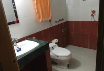 Old Cottage For Bashudhara Dhaka has rooms with a private hot tub